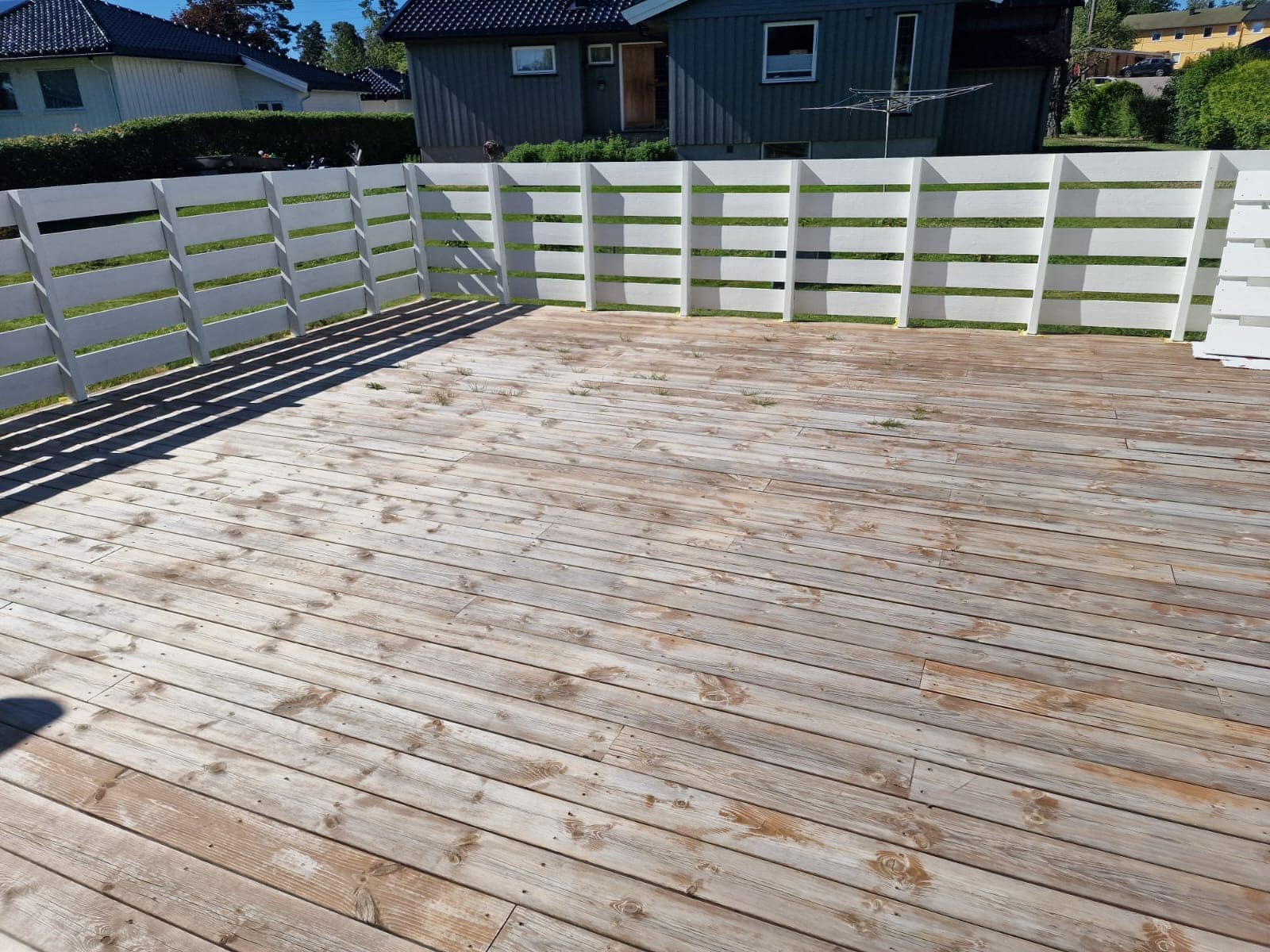 Nymalt hvitt gjerde rundt terrasse