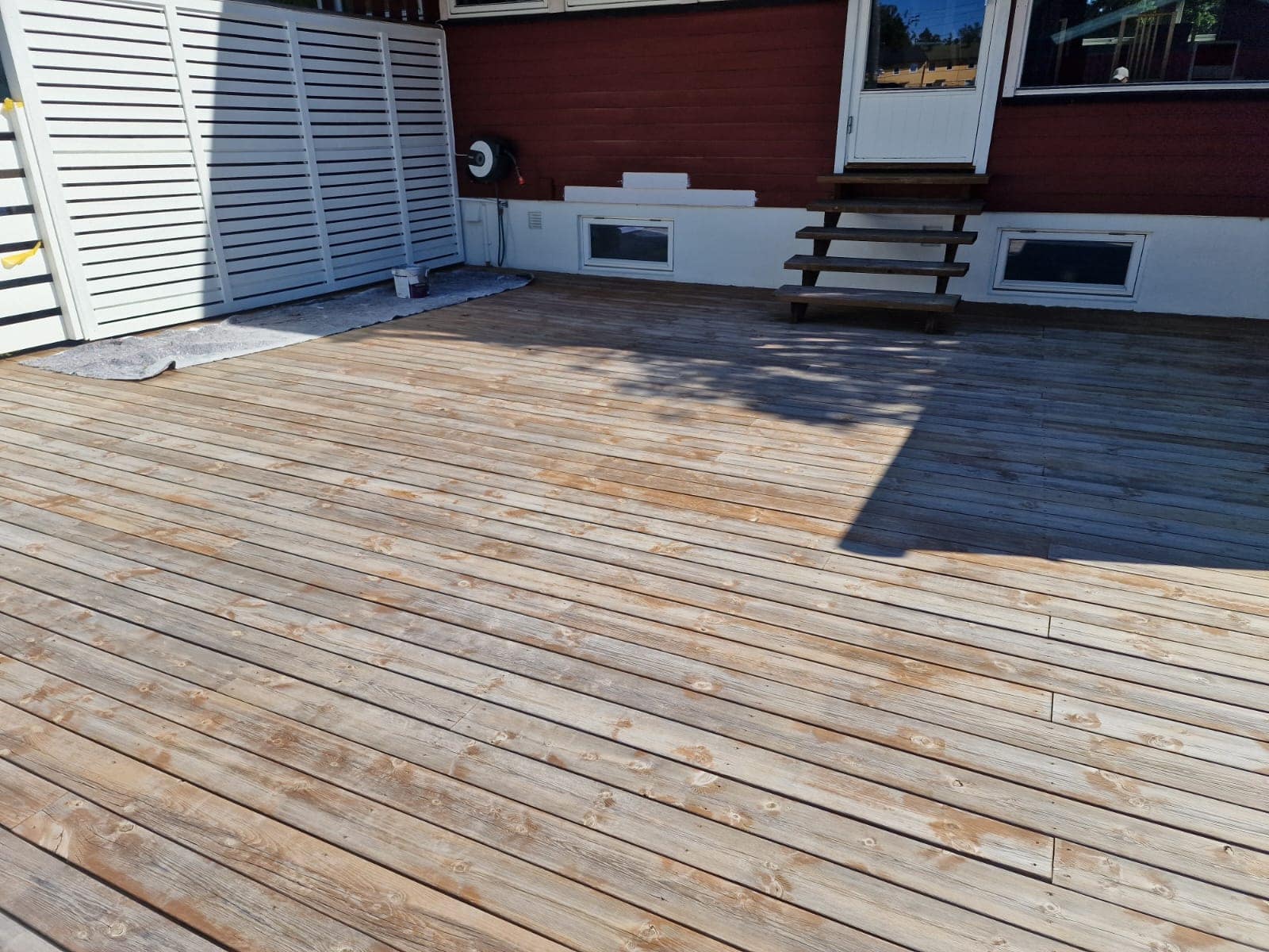 Terrasse med hvit levegg før behandling