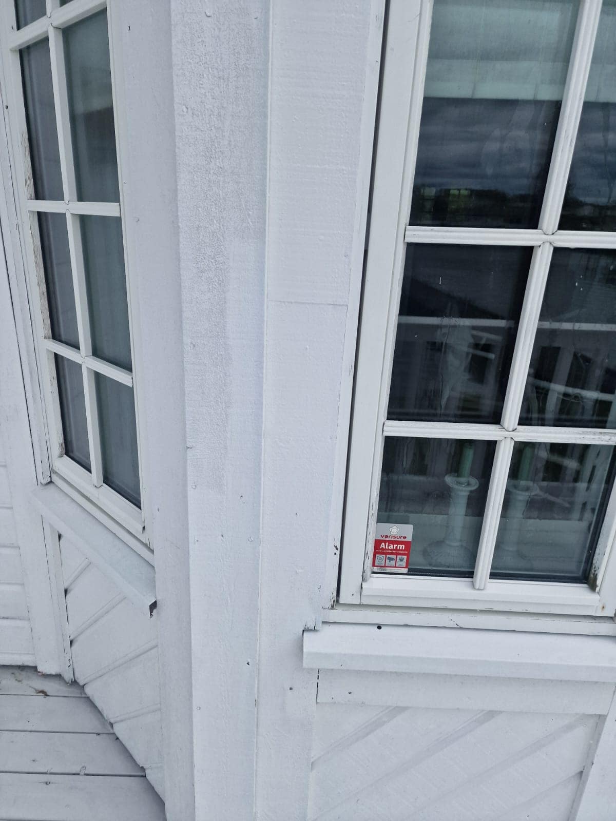 Detalj av nymalt hvit kledning og vindu
