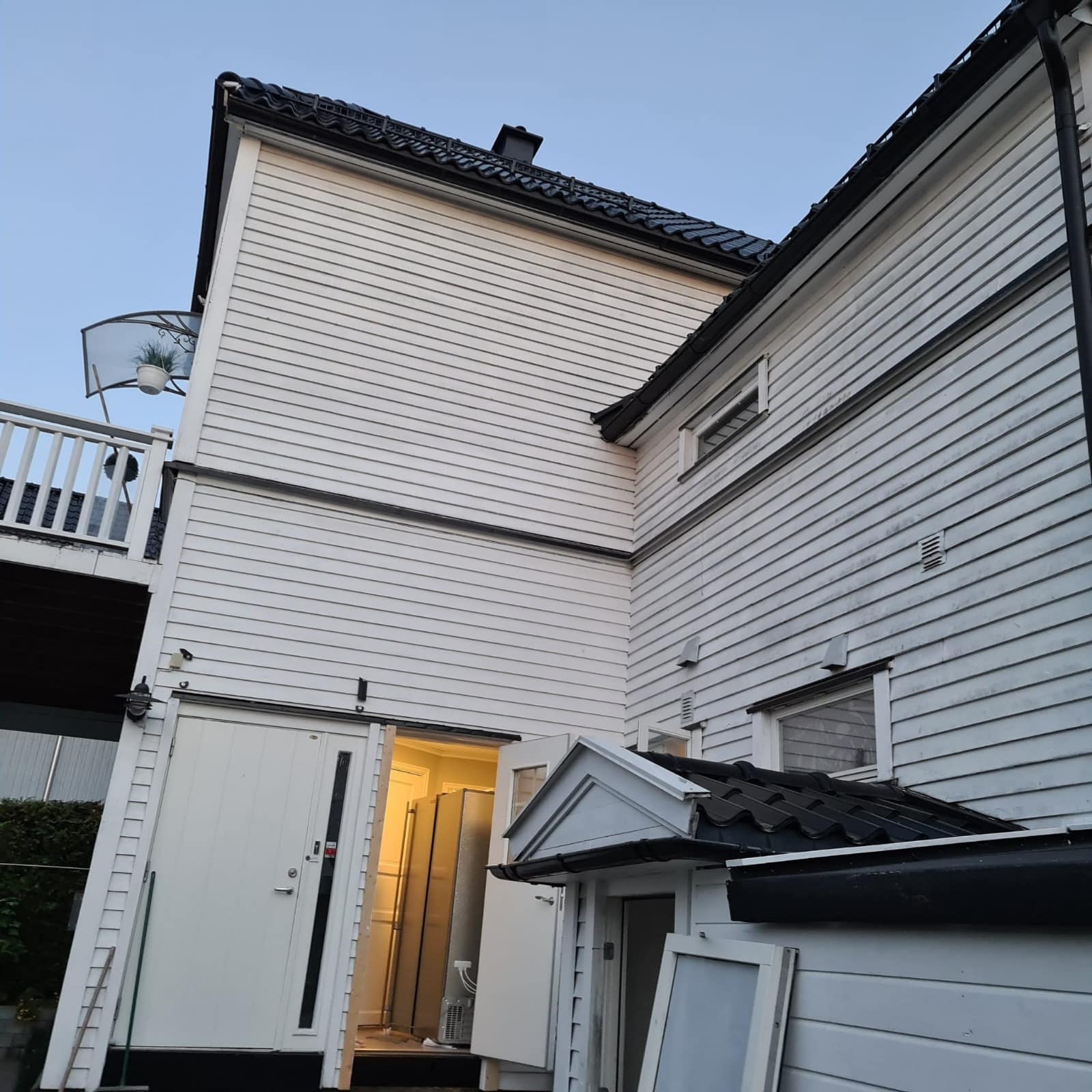 Hvitt hus i kveldslys etter maling