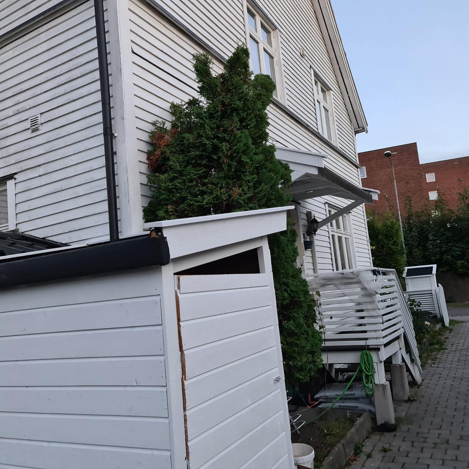 Hvitt hus med bod og terrasse