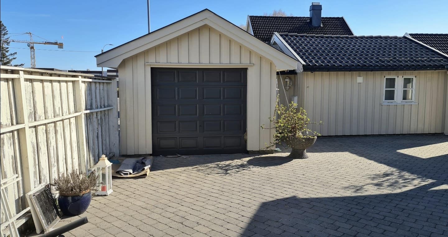 Nymalt garasje med mørk grå port