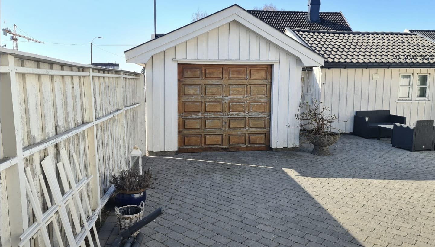 Hvit garasje med ubehandlet treport før maling
