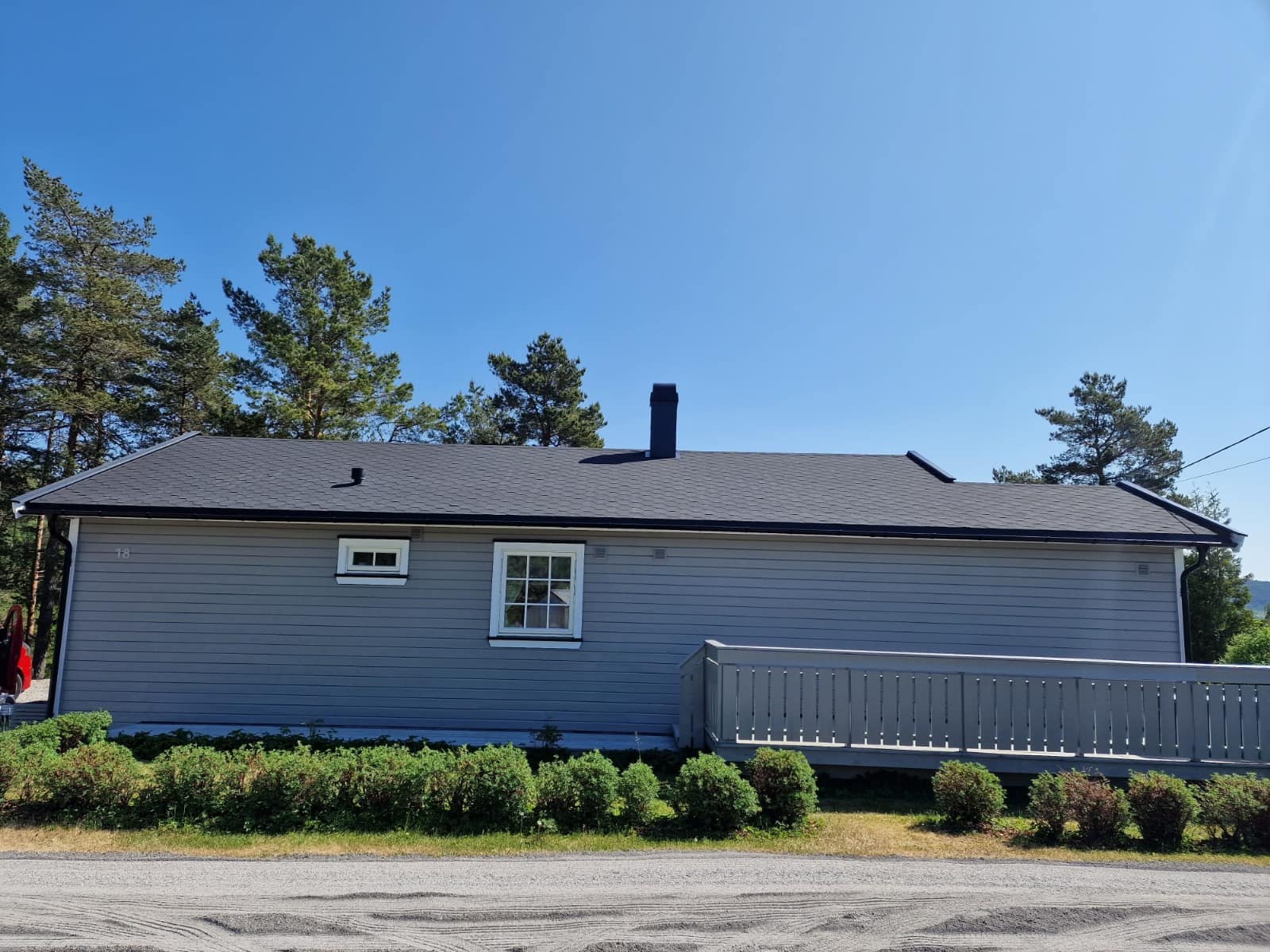 Nymalt grå enebolig med hvite vindusomramminger i Vestfold